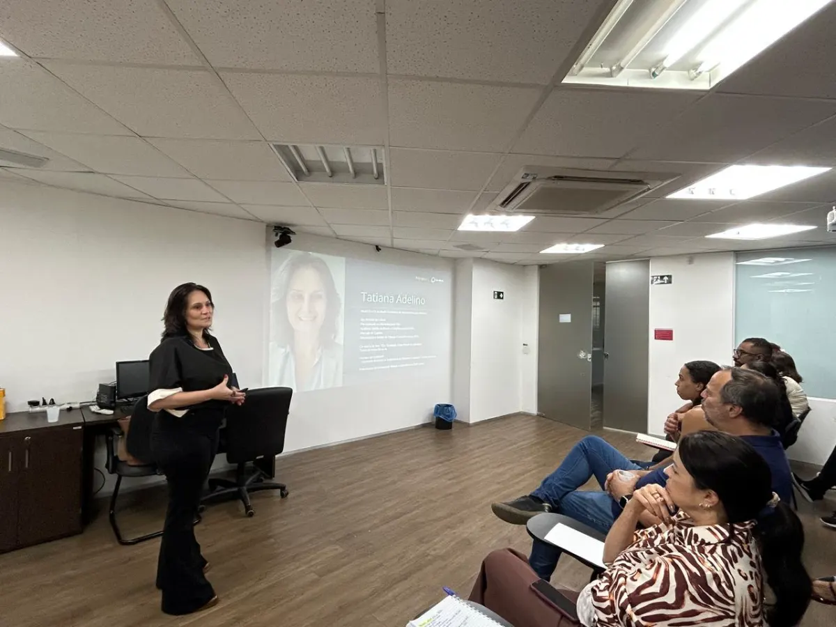 Tatiana Adelino apresenta a palestra Cuidado percebido para a equipe da Neocenter