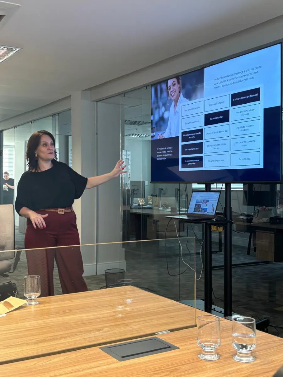 Tatiana Adelino apresenta o slide Performance como presença no workshop