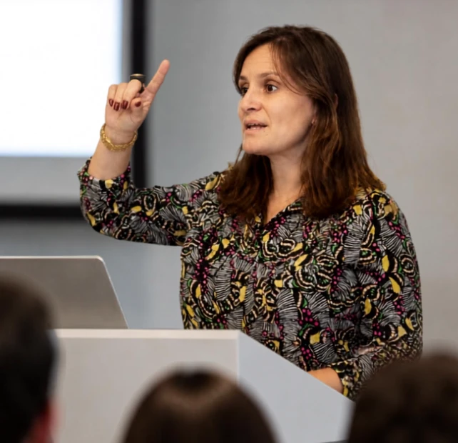 Tatiana Adelino palestrando sobre experiência do cliente e liderança
